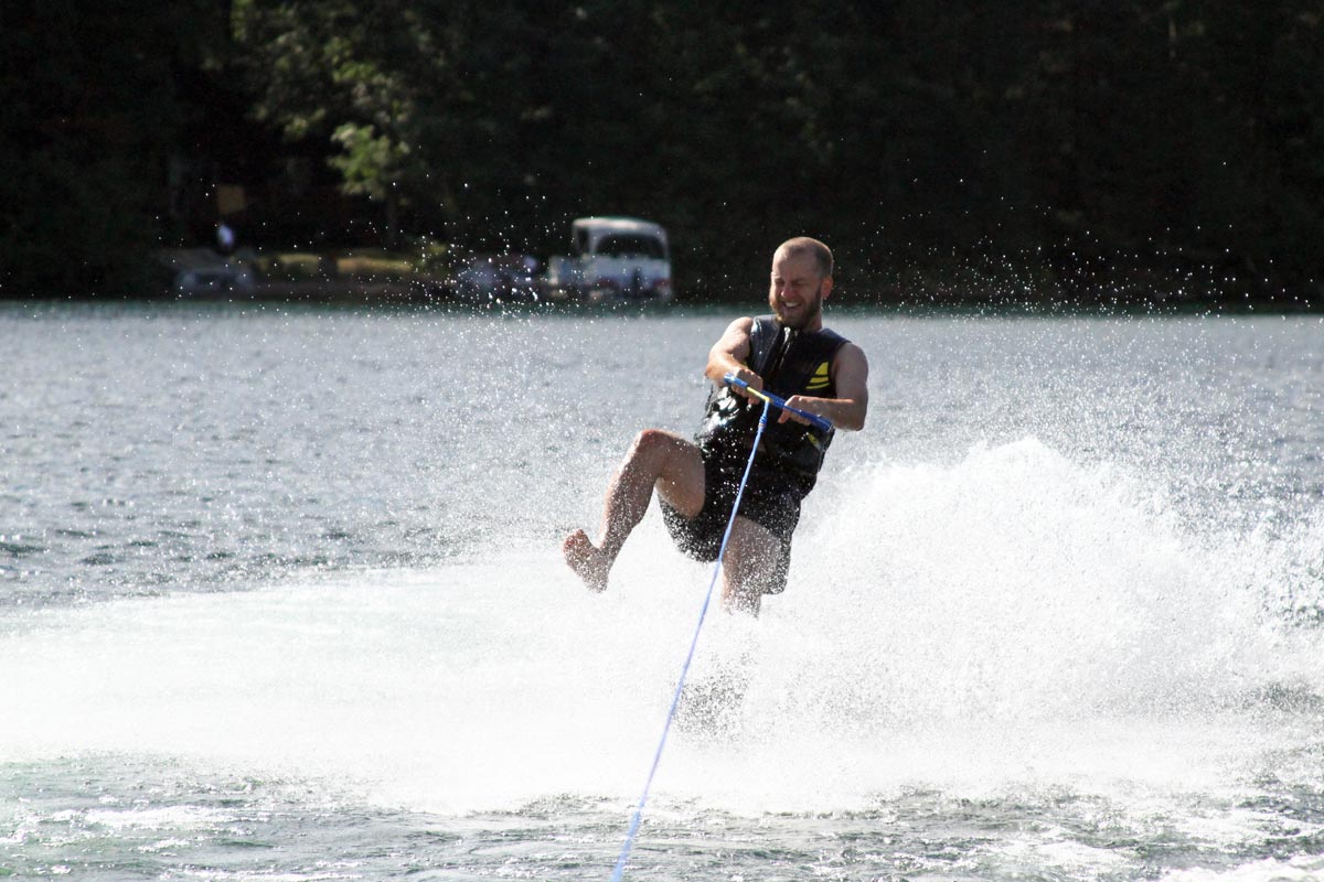 Will waterskiing with only one ski gets upright in a spray of water.